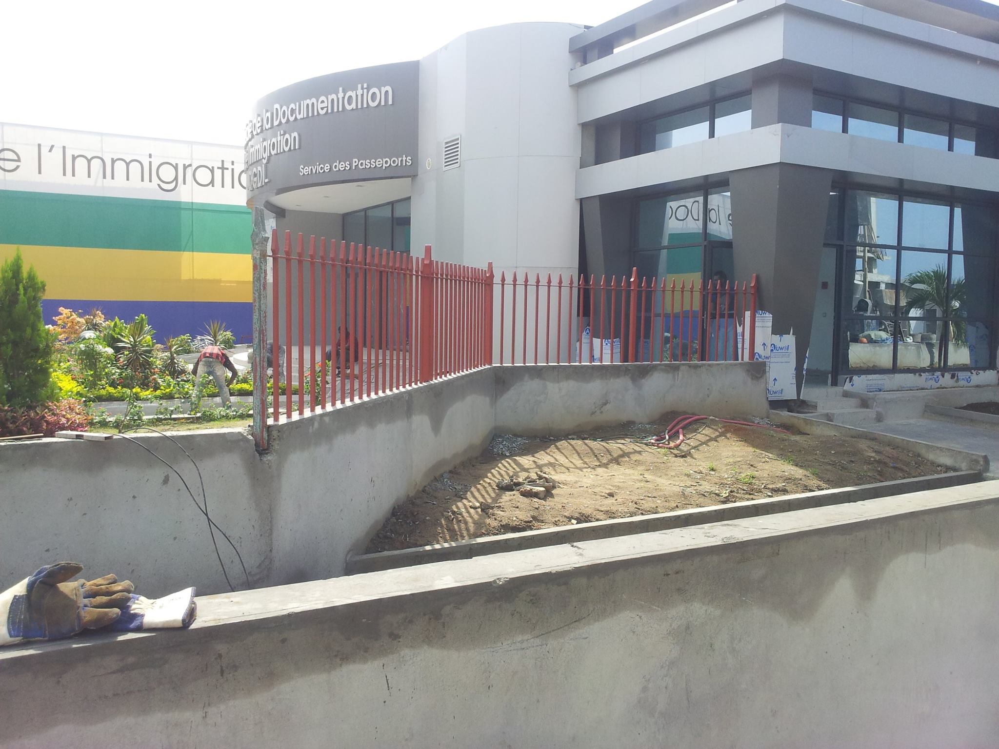 Menuiserie aluminium Cameroun - Baie vitrée coulissante et fenêtre alu moderne à Yaoundé
